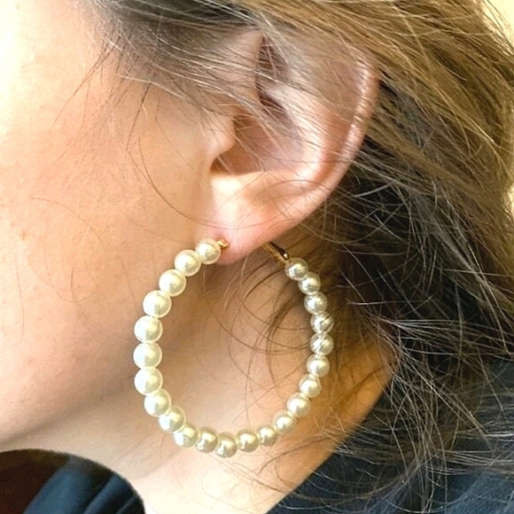 💖 2/$30 Women's Faux pearl beaded big gold plated hoop earrings - Picture 9 of 11